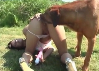 Slender chick is enjoying her trained animal
